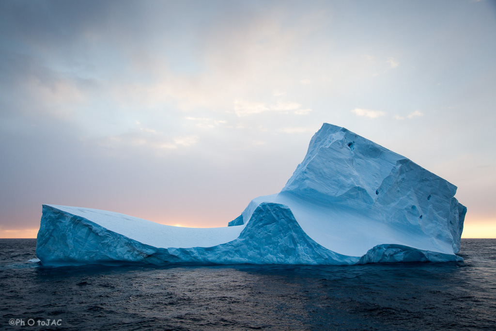 Antártida. Muy próximo al barco "Antarctic Dream" se divisa un iceberg, cerca ya del continente antartico.