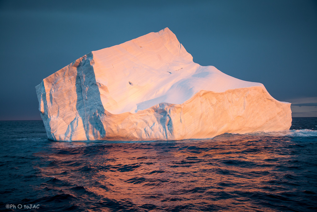 Antártida. Iceberg muy cerca del continente antartico.