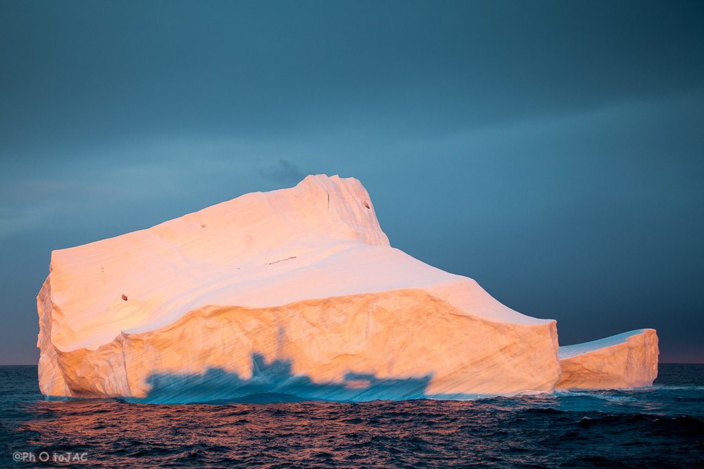 Antártida. El barco "Antarctic Dream" proyecta su sombra sobre un iceberg.