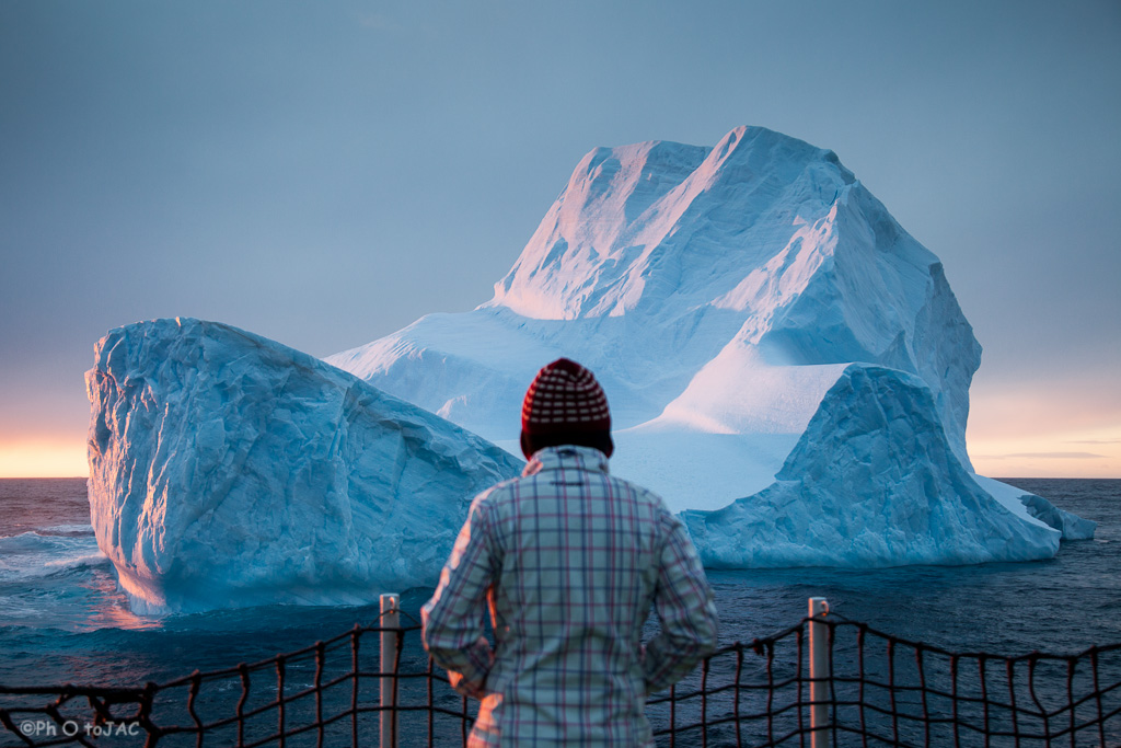 Antártida. Un pasajero contempla un iceberg, cerca ya del continente antartico.