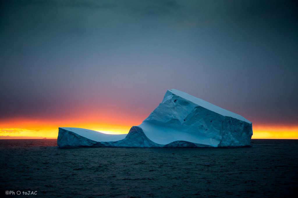 Antártida. Muy próximo al barco "Antarctic Dream" se divisa un iceberg durante la puesta de sol, cerca ya del continente antartico.