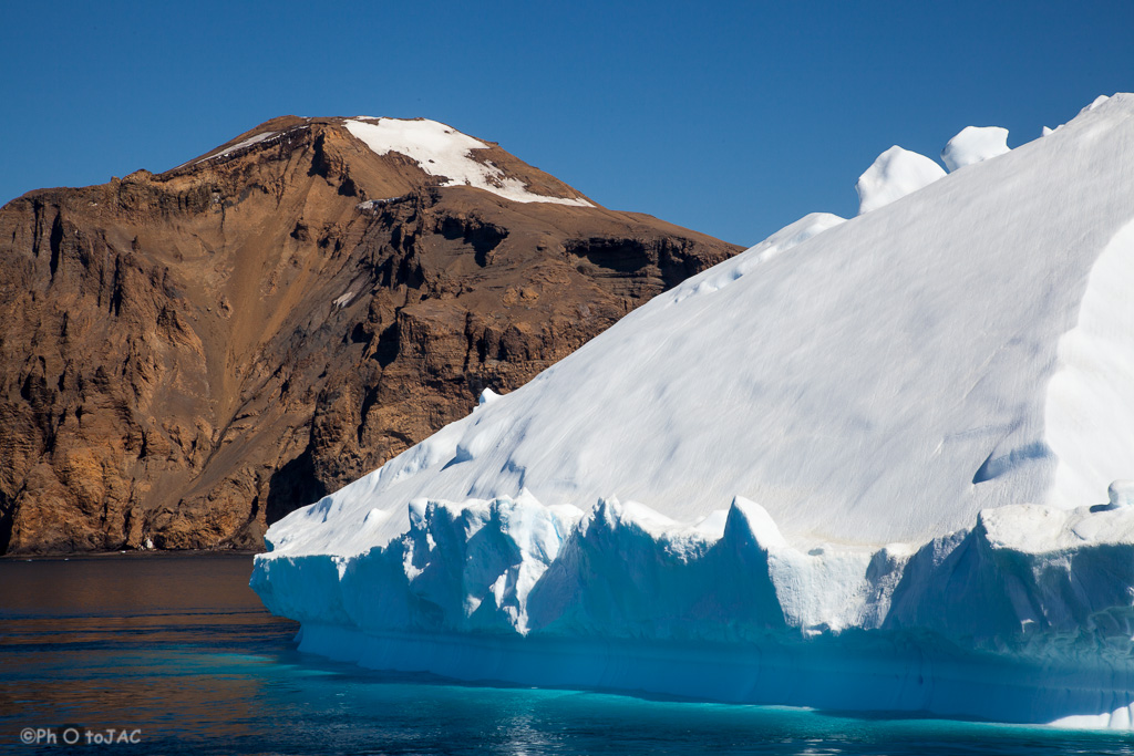 Antártida. Isla Paulet. Vista parcial de un iceberg frente a las costas de la isla.