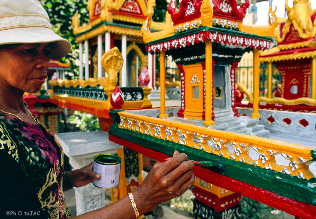 Camboya. Siem Reap. Una mujer decora pequeños altares budistas.