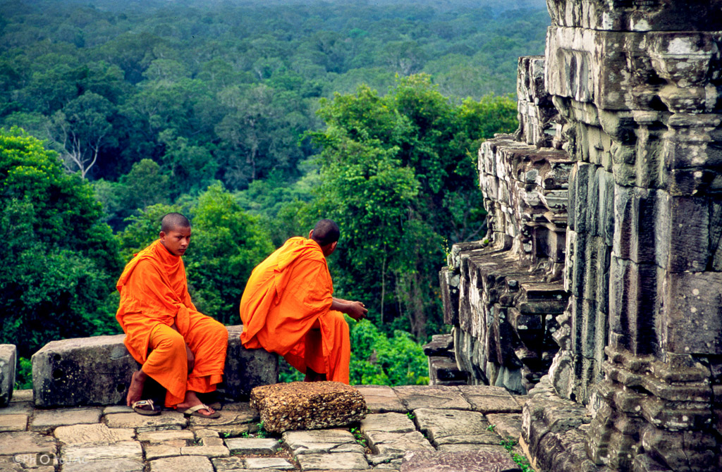 Camboya. Templos de Angkor (provincia de Siem Reap). Monjes budistas.