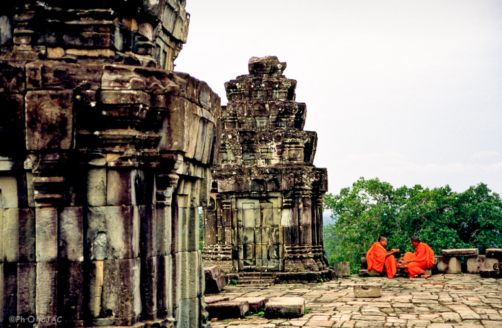 Camboya. Templos de Angkor (provincia de Siem Reap). Monjes budistas.
