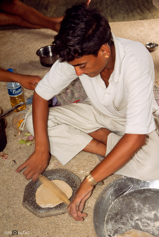 Bikaner (Estado de Rajasthan). Desierto de Thar. Elaborando un chapati.