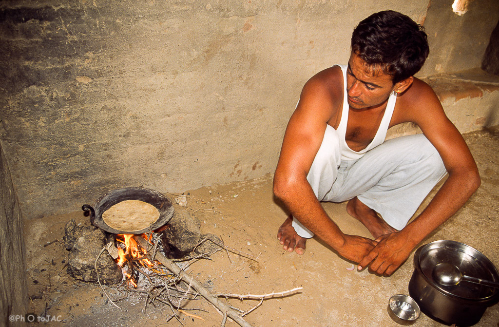 Bikaner (Estado de Rajasthan). Desierto de Thar. Elaborando un chapati.