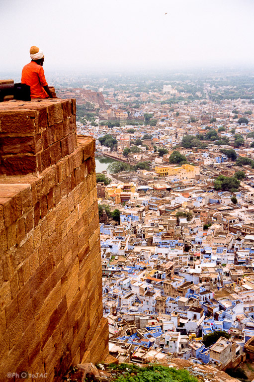 Jodhpur (estado de Rajasthan). Conocida como "La Ciudad Azul". Hindú observando la ciudad desde el Fuerte de Mehrangarh.