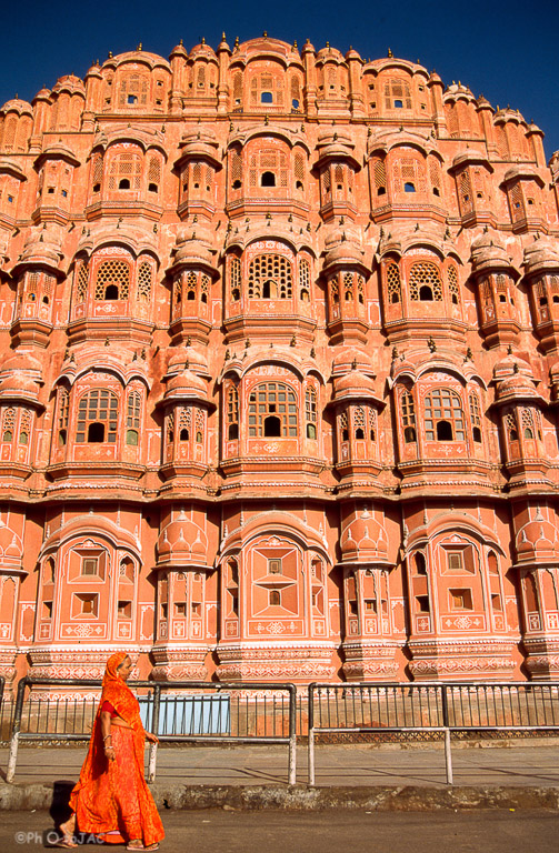 Hawa Mahal (o Palacio de los Vientos). Jaipur ("la ciudad rosa"). Rajasthan.