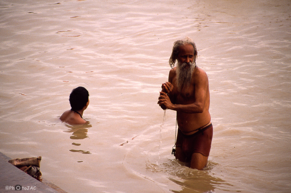 Varanasi o Benarés (estado de Uttar Pradesh). Baños purificadores en el Ganges, considerado un rio sagrado.