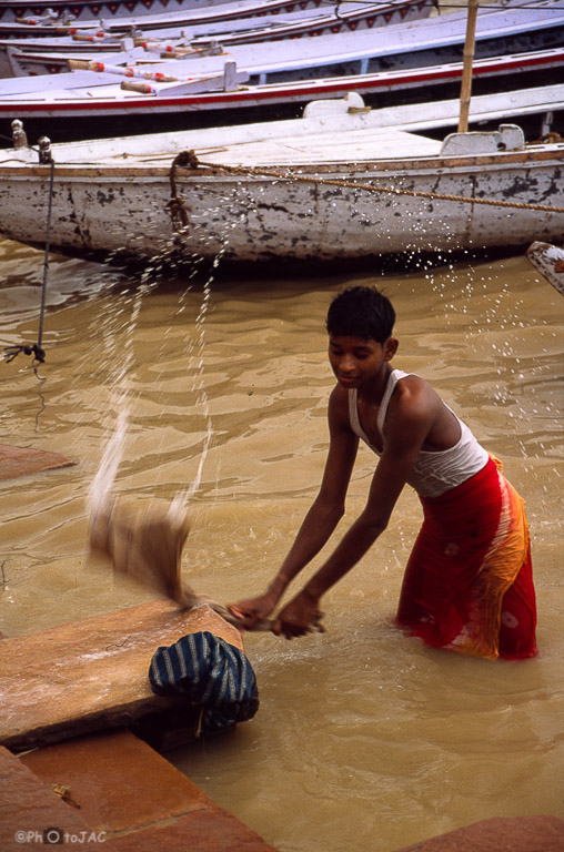 Varanasi o Benarés (estado de Uttar Pradesh). Lavando prendas de ropa en el Ganges.