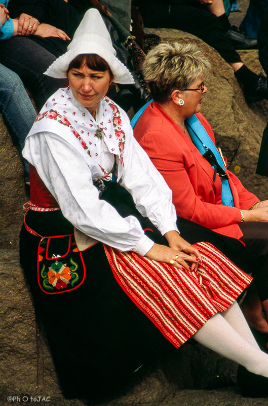 Isla de Streymoy. Mujer ataviada con el traje típico feroes por la festividad de St. Olav. Península de Tínganes, en Torshavn.