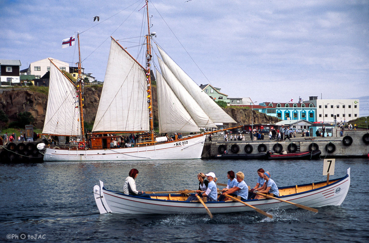 Isla de Streymoy. Embarcación vikinga durante una exhibición por la festividad de St. Olav. Torshavn.