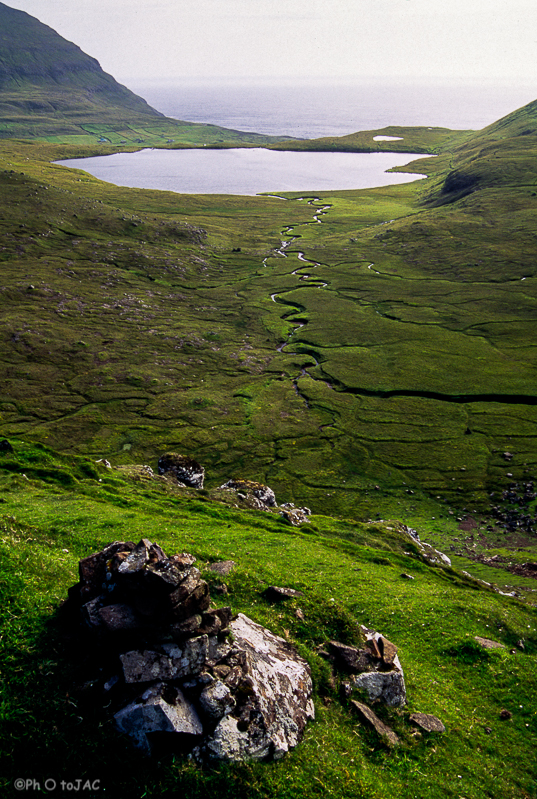 Isla de Suduroy. Lago Kirkjuvatn (Fámgin) en un trekking entre Trongisvágur y el pueblecito de Fámgin.
