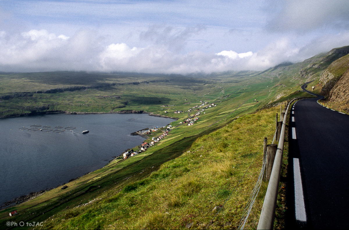 Isla de Suduroy. Vista de la localidad de Hov, y sus criaderos de salmón, desde la carretera Oravík - Vágur.