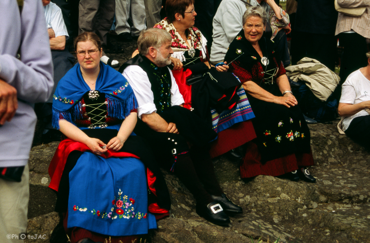 Isla de Streymoy. Feroeses ataviados con el traje típico en la Península de Tínganes, por la festividad de St. Olav, en Torshavn.