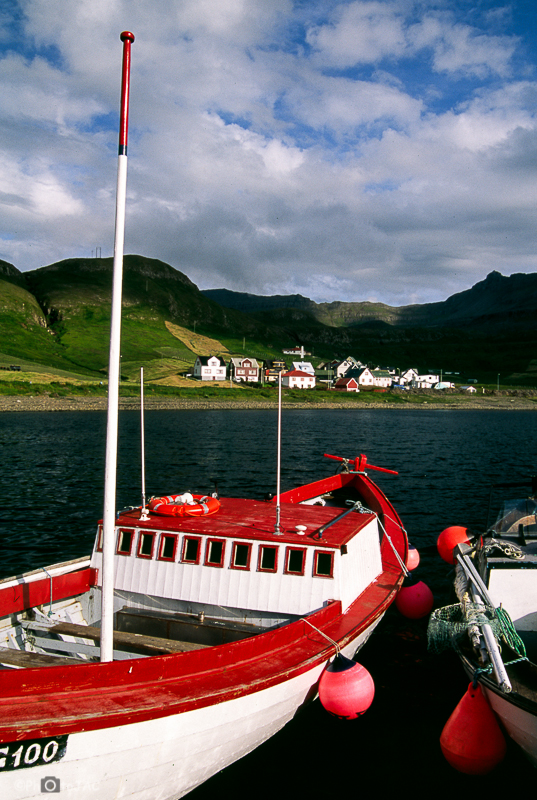 Isla de Suduroy. Atardecer en la aldea de Fámjin. Se puede acceder a esta bonita aldea, desde Oravík, a traves de la montaña en un agradable paseo de unas dos horas.