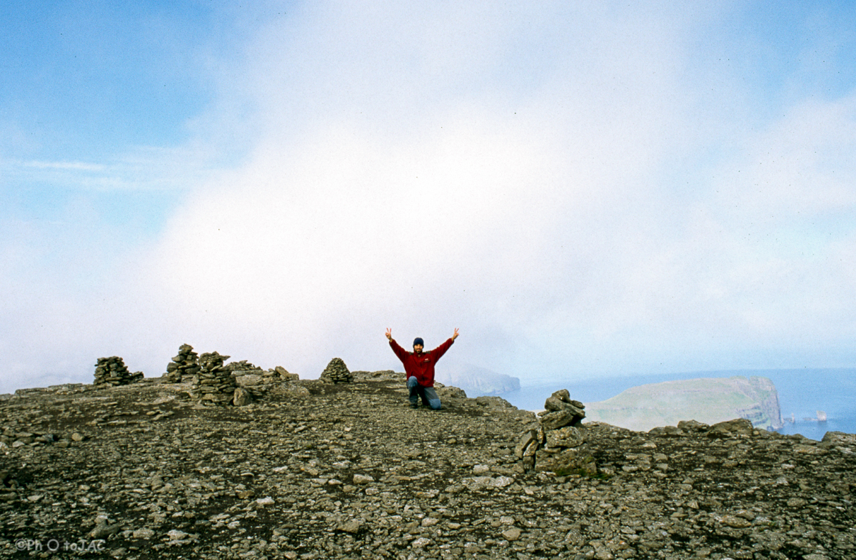 Isla de Eysturoy. Cima del pico "Slaettaratindur" (882m), el más alto del archipiélago. Ascensión realizada desde la localidad de Gjógv, bajando  luego a Eidi, desde donde se regresa en bus a Gjógv.