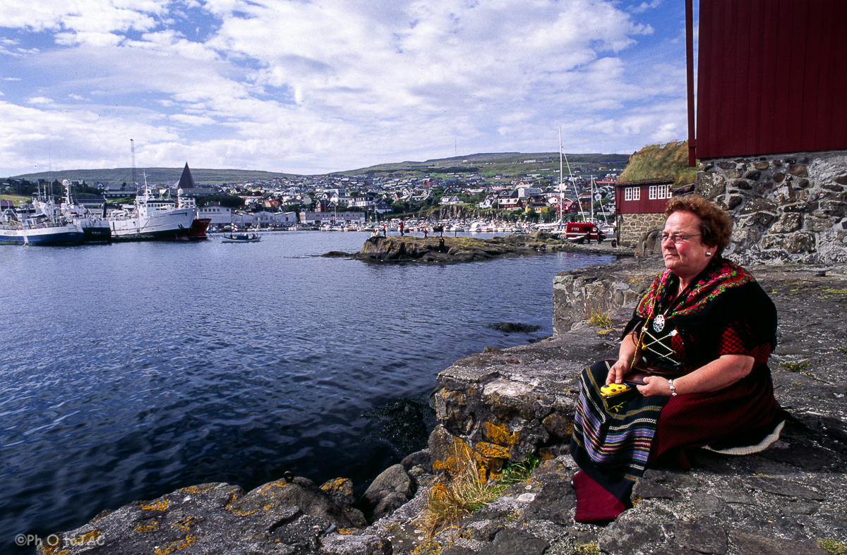 Isla de Streymoy. Mujer ataviada con el traje típico feroés por la festividad de St. Olav. Península de Tínganes, en Torshavn.