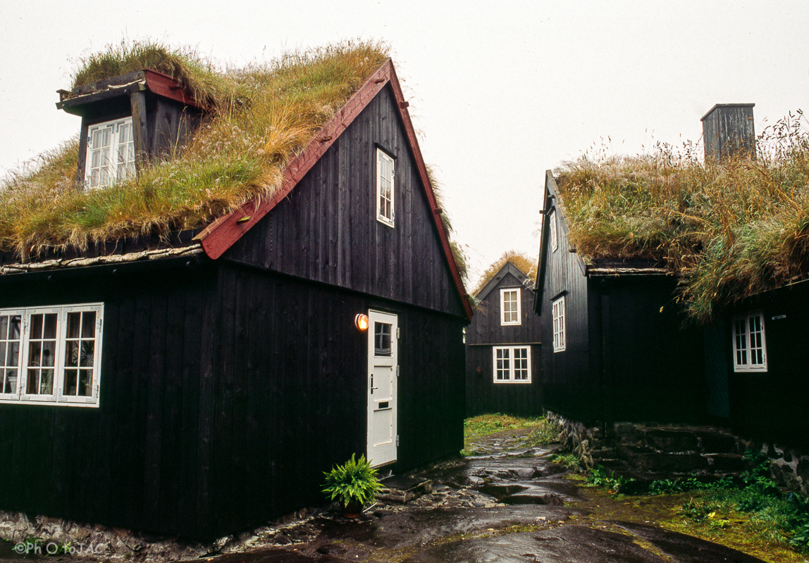 Isla de Streymoy. Casas típicas en la Península de Tínganes, en Torshavn.