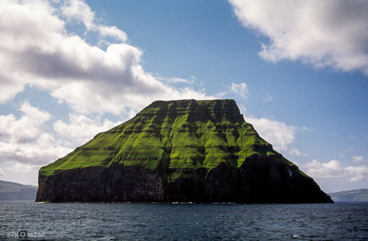 Isla de Lítla Dimun, tomada desde el ferry que va de Torshavn (Streymoy) a Tvoroyri, en la isla de Suduroy.