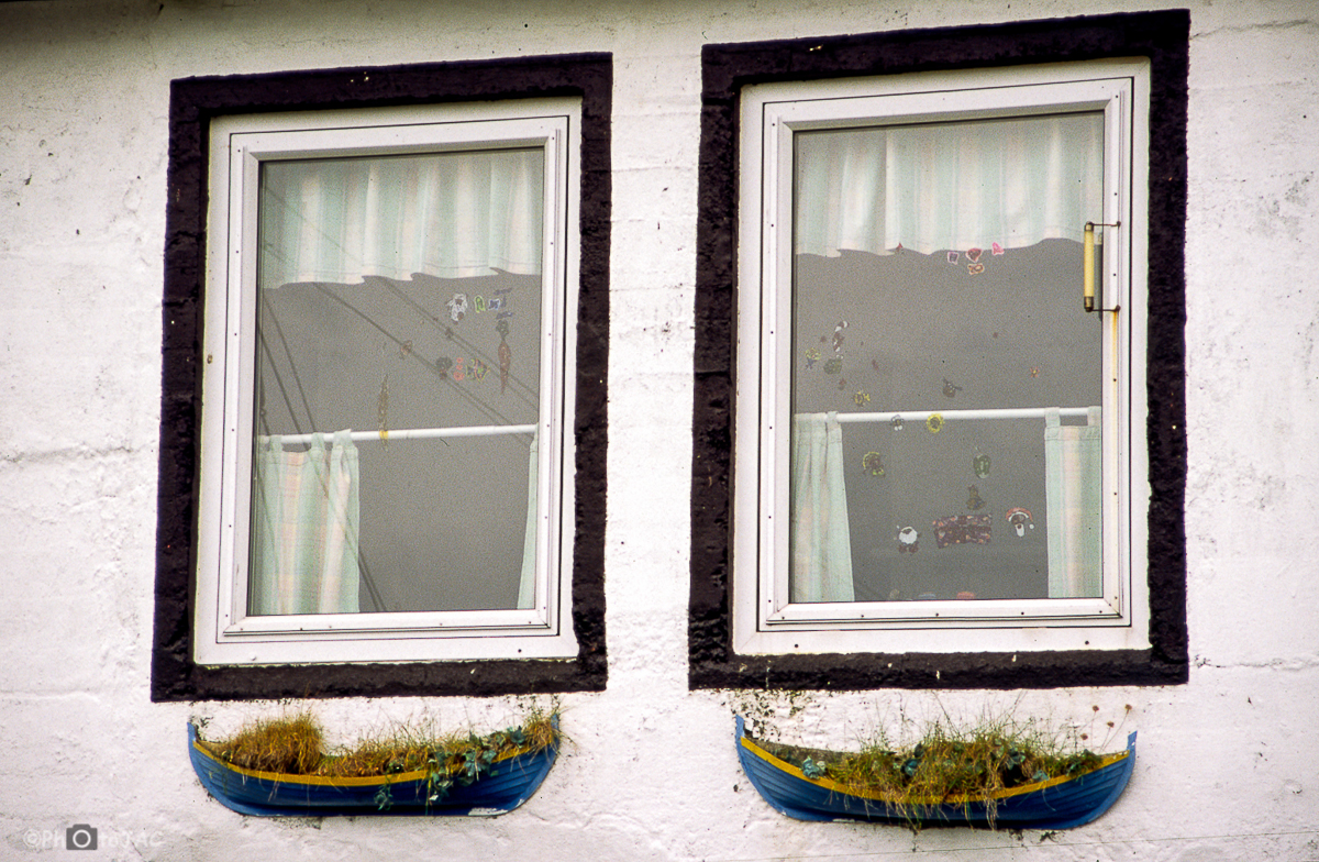 Isla de Eysturoy. Detalle "marinero" en las ventanas de una vivienda de la localidad de Gjógv.