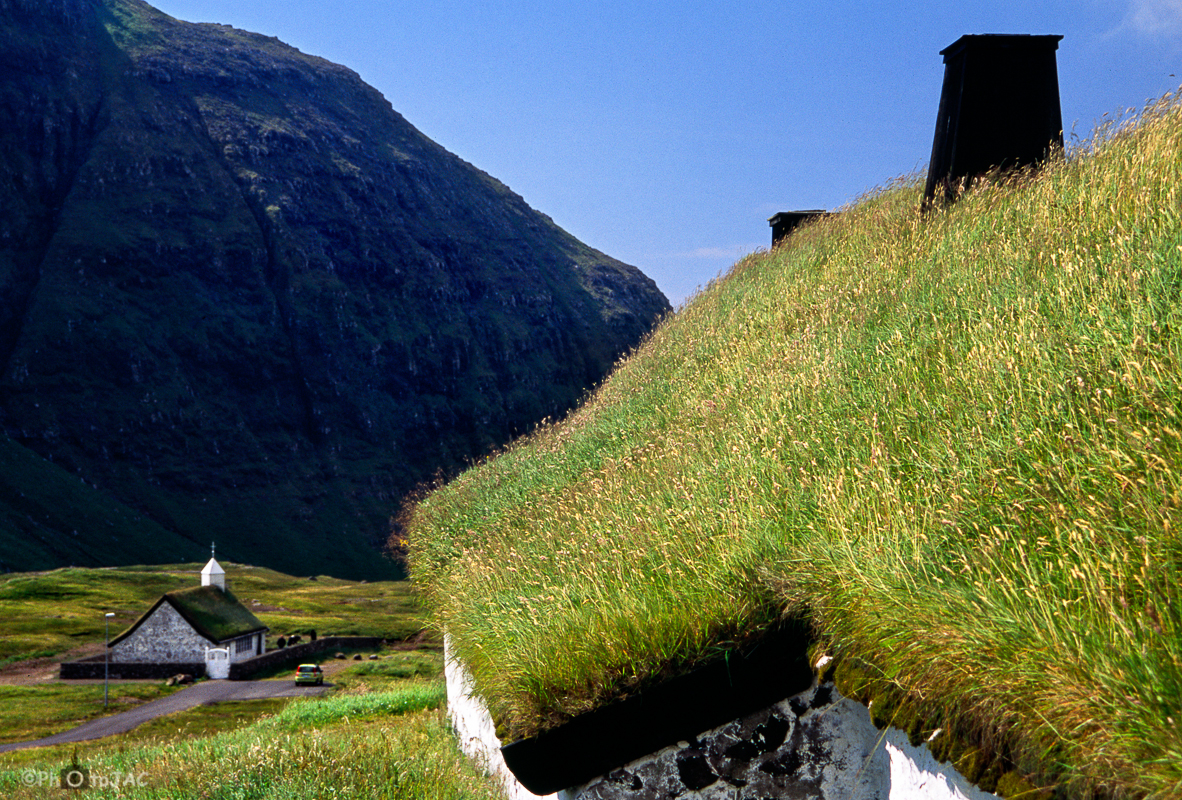 Isla de Streymoy. Aldea de Saksun (al final del valle más largo de las Feroe). Alberga un conjunto de antiguas y pintorescas edificaciones, con tejado de hierba, muy bien conservadas.