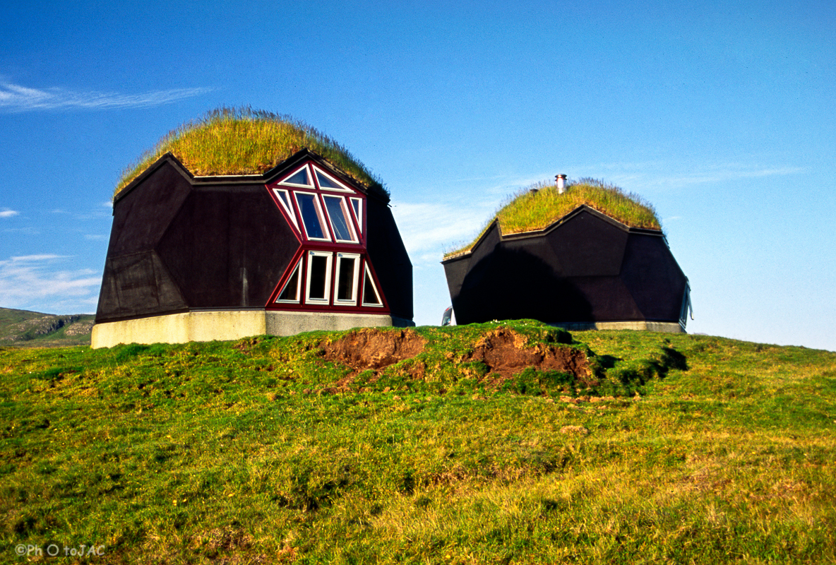 Isla de Streymoy. "Casas balón", cerca de Kvívík. En la carretera Vestmanna-Torshavn podemos ver estas dos curiosas casas con forma de balón. La afición de los feroeses por el futbol los lleva, en ocasiones, a cometer este tipo de excentricidades.