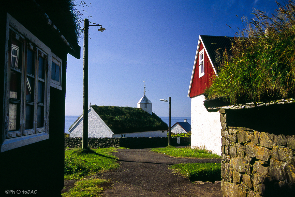 Isla de Mykines. Pueblo de Mykines, con su antigua iglesia de piedra, de 1879, al fondo.