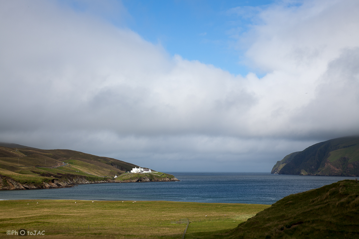 Escocia. Islas Shetland. Isla de Unst, la más septentrional de las islas británicas habitadas. Al fondo se ve el acceso a la Reserva Natural de Hermaness, que alberga importantes colonias de aves marinas.