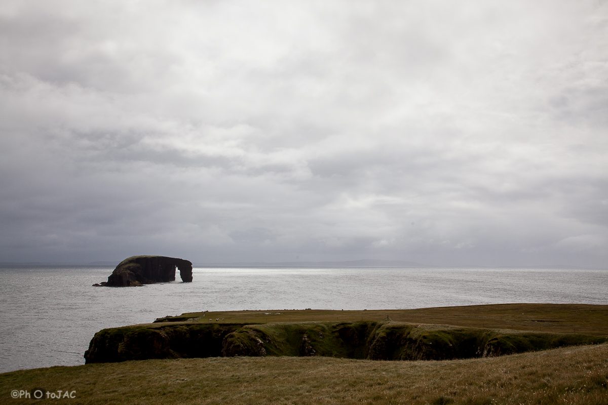 "Dore Holm". Pequeño islote en la costa sur de Esha Ness (Mainland). La forma de su arco natural se suele comparar con un caballo que bebe profundamente del agua.