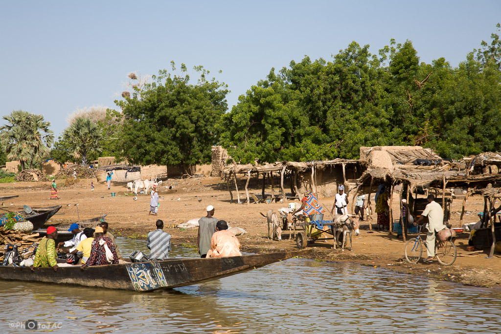 Pinaza (embarcación de madera) a punto de partir desde una pequeña aldea, de etnia "bozo" (mayormente pescadores), hacia la ciudad de Segou, en la otra orilla del Niger. Mali.