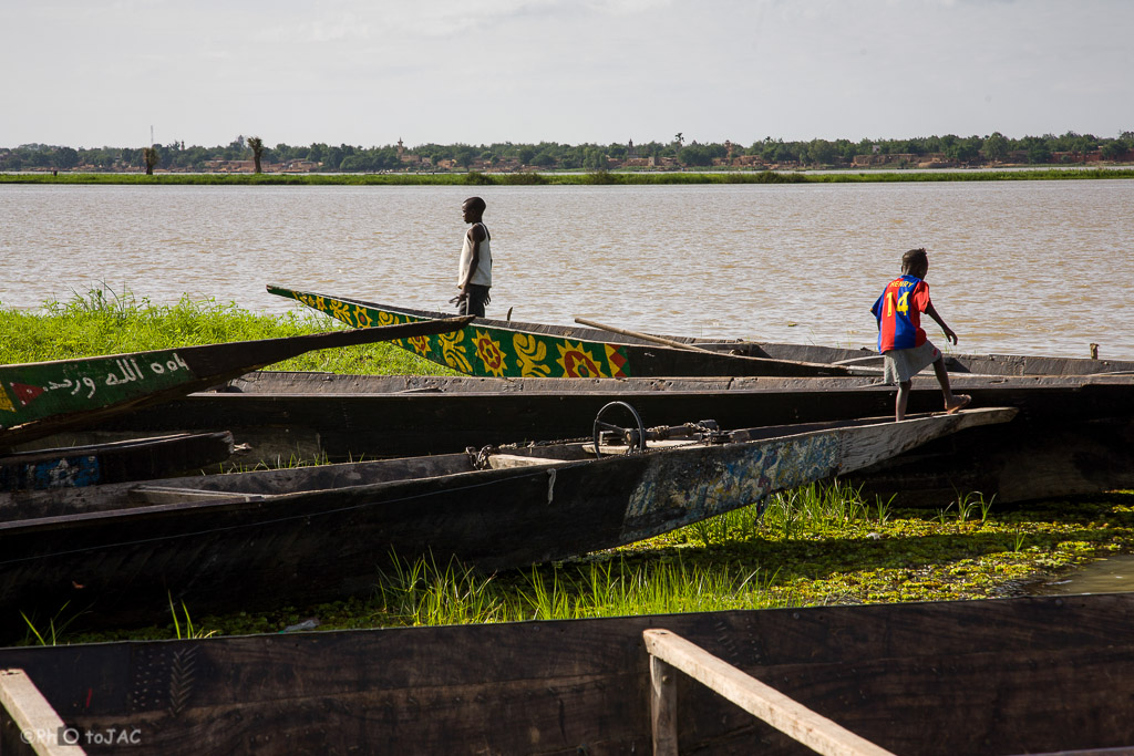 Segou (Mali). Embarcaciones típicas, conocidas con el nombre de pinazas, en una aldea de etnia bozo al otro lado del Niger