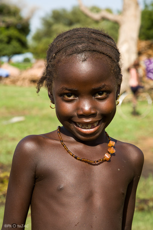 Niña de etnia bozo en una aldea frente a la ciudad de Segou, al otro lado del NIger. Mali.