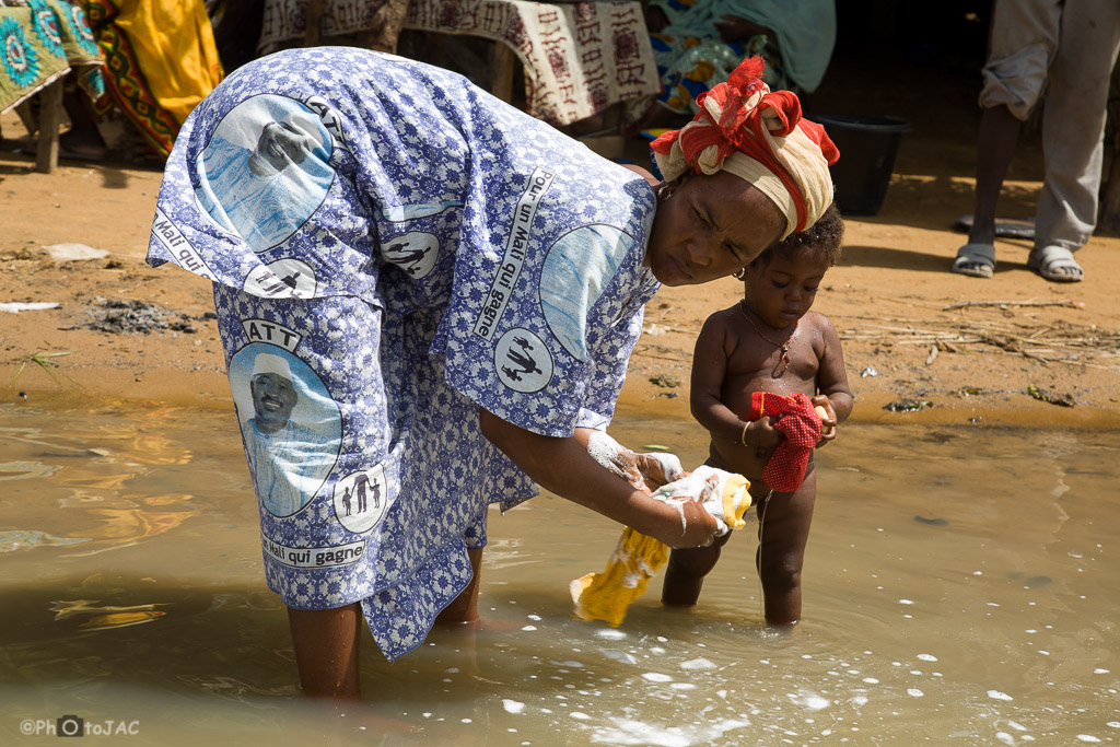 Una madre con su hijo en aguas del Niger, en una aldea de etnia bozo situada en la orilla opuesta a la ciudad de Segou. Mali.