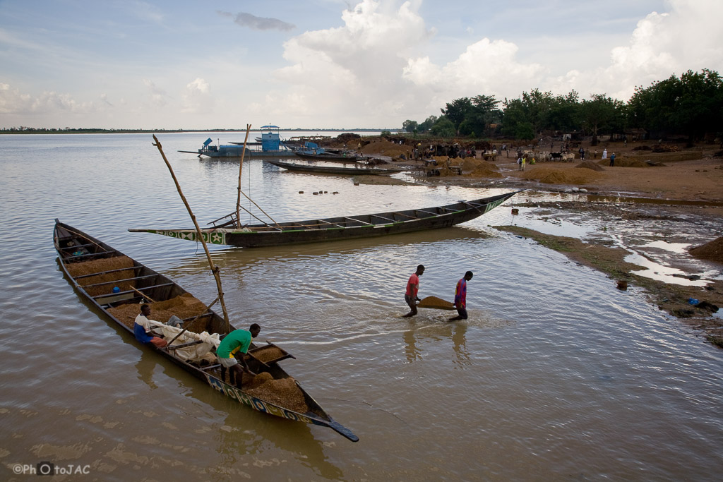 "Pinazas" (embarcaciones de madera típicas) realizan trabajos en la orilla del río Niger. Segou. Mali.