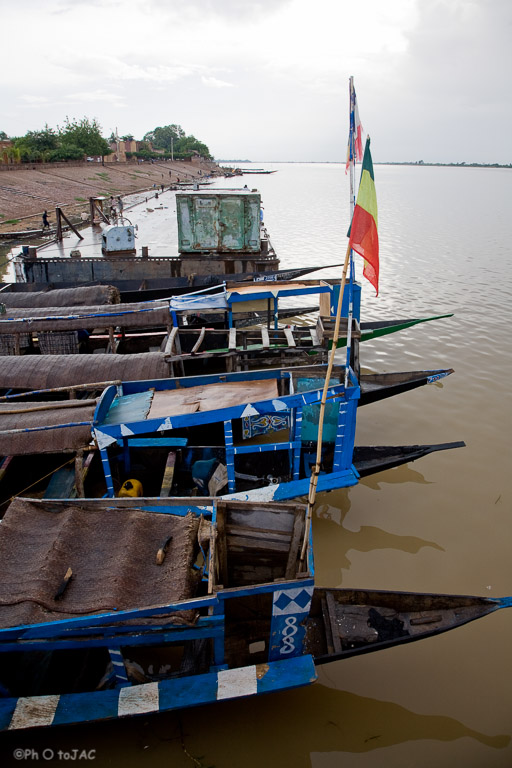 "Pinazas" (embarcaciones de madera típicas) en la orilla del río Niger. Segou. Mali.