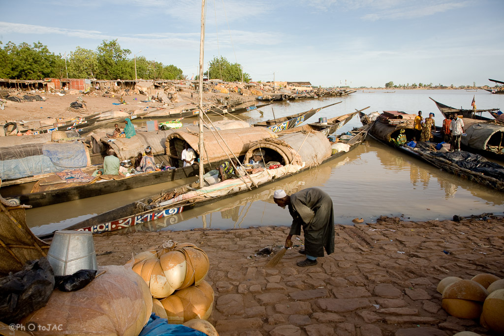 Mali: Puerto de Mopti. Embarcaciones locales hechas de madera, llamadas "pinazas", se agolpan en el puerto. Algunas de ellas son las viviendas de familias de pescadores de etnia bozo.