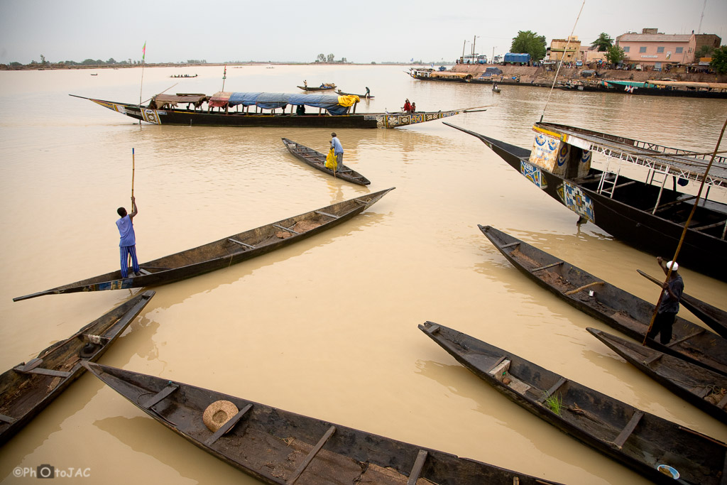 Mali: Puerto de Mopti. Embarcaciones locales hechas de madera llamadas "pinazas".