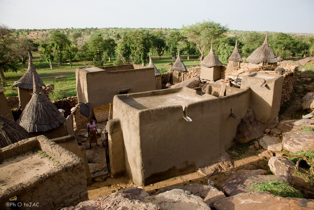 País Dogón. Mali. Viviendas y graneros erigidos con madera, adobe y piedra en la aldea de Tireli, en la parte inferior de la falla de Bandiagara.