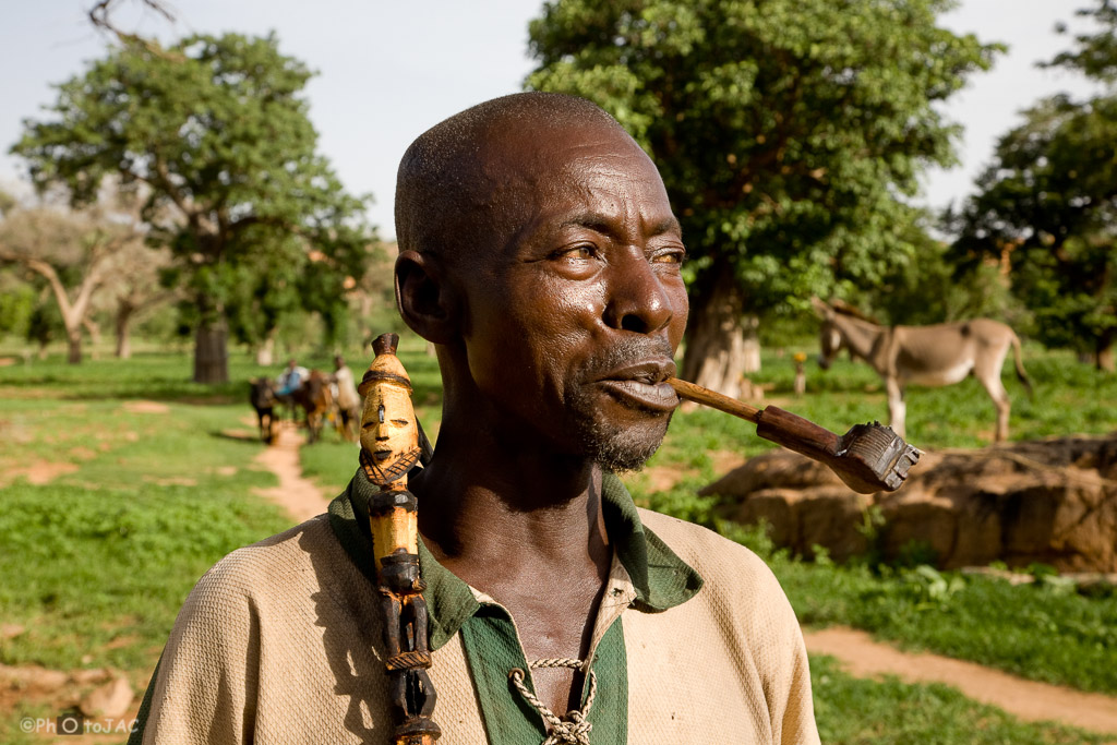 País Dogón. Mali. Campesino de la aldea de Komokani. Porta una especie de azada con el mango tallado.