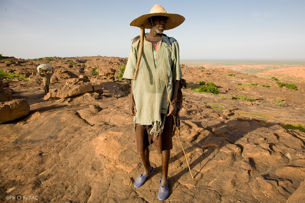País Dogón. Mali. Campesino entre las aldeas de Nombori y Begnimato, en la parte superior de la falla de Bandiagara.