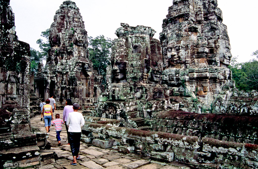 Camboya. Templos de Angkor (provincia de Siem Reap). Cabezas de Buda en el templo de Bayon.