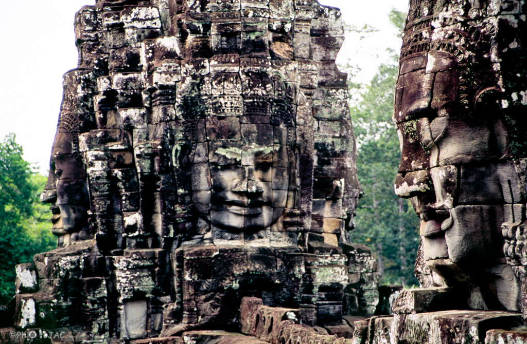 Camboya. Templos de Angkor (provincia de Siem Reap). Cabezas de Buda en el templo de Bayon.