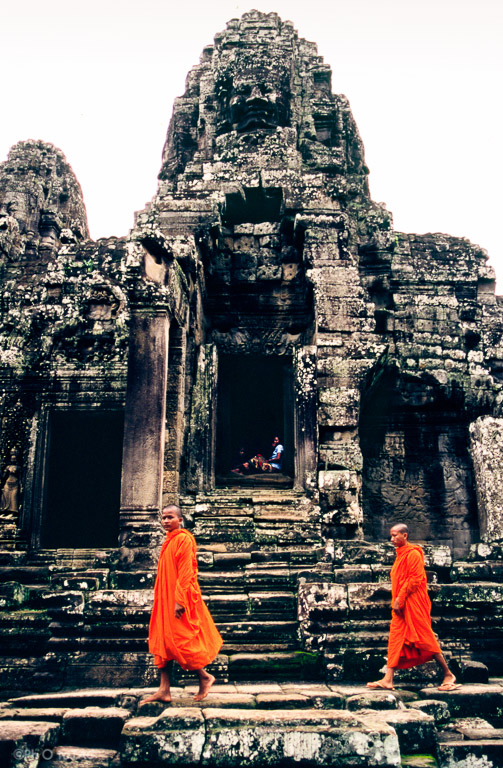 Camboya. Templos de Angkor (provincia de Siem Reap). Monjes budistas en el templo de Bayon.
