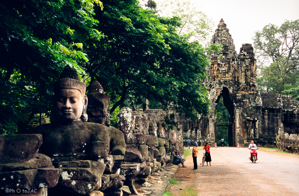 Camboya. Templos de Angkor (provincia de Siem Reap). Puerta sur de Angkor Thom y figuras de "Devas" (Dioses protectores) flanqueando el lado izquierdo de la carretera de acceso al templo por su puerta sur.