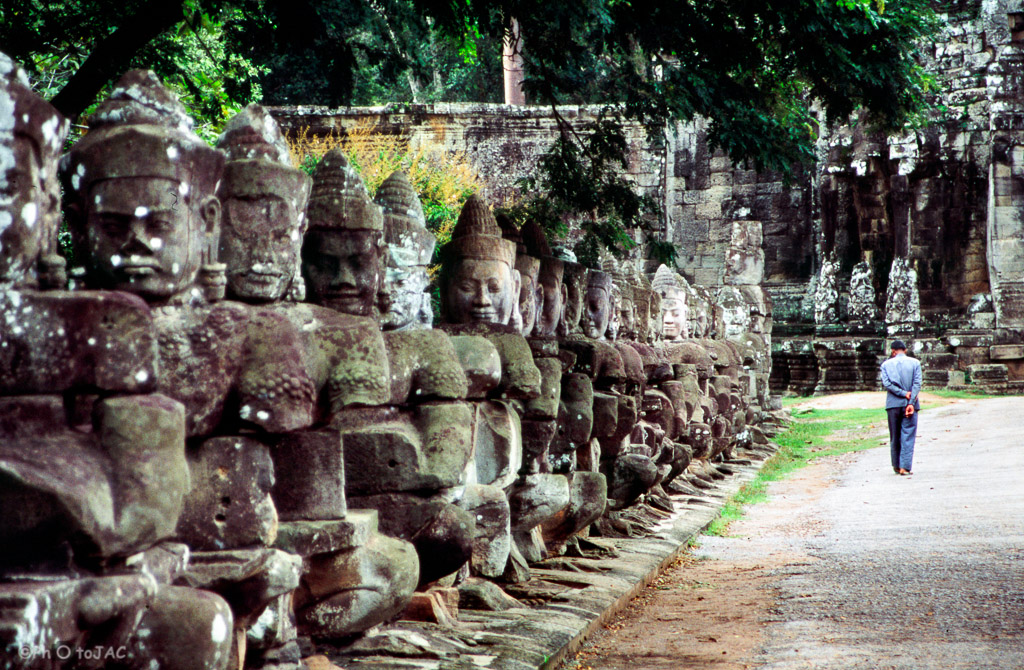 Camboya. Templos de Angkor (provincia de Siem Reap). Figuras de "Devas" (Dioses protectores) flanqueando el lado izquierdo de la carretera de acceso a Angkor Thom por su puerta sur.