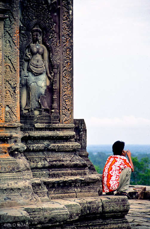Camboya. Templos de Angkor (provincia de Siem Reap). Bajorrelieve de una "apsara" (bailarina de la mitología hindú).