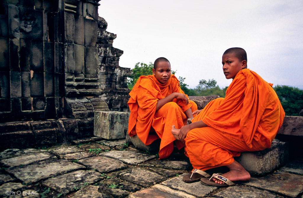 Camboya. Templos de Angkor (provincia de Siem Reap). Dos jóvenes monjes budistas.