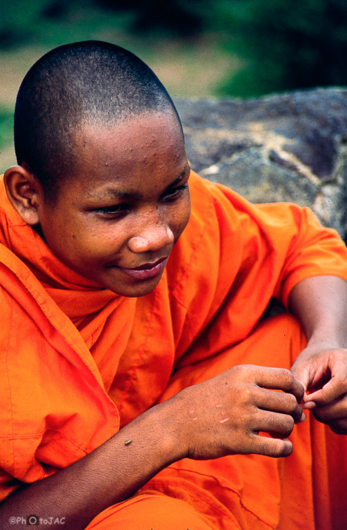 Camboya. Templos de Angkor (provincia de Siem Reap). Un joven monje budista.